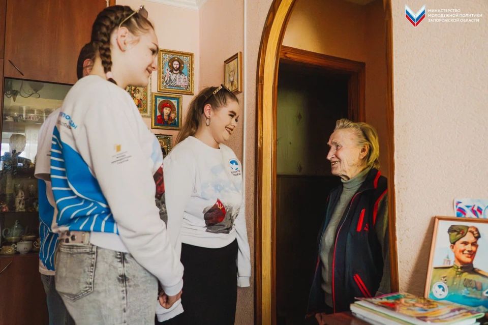 Добровольцы поздравили ветеранов Великой Отечественной войны с Днём Победы Добровольцы поздравили ветеранов Великой Отечественной войны с Днём Победы