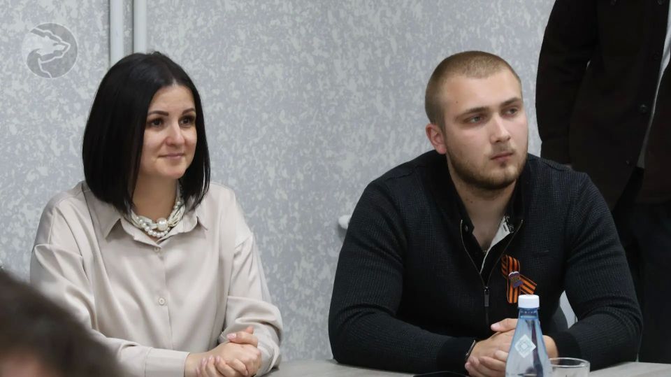 Сенатор Дмитрий Ворона обсудил с мелитопольскими партийцами проблемы жителей и формирование народной программы Сенатор Дмитрий Ворона обсудил с мелитопольскими партийцами проблемы жителей и формирование народной программы
