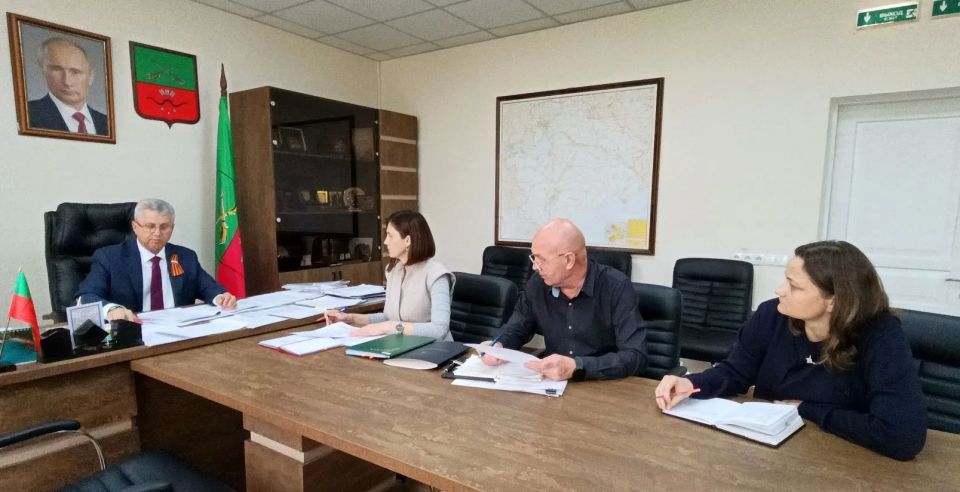 Провел рабочее совещание с сотрудниками Аппарата Законодательного Собрания по вопросам подготовки к предстоящей 44-й Конференции Южно-Российской Парламентской Ассоциации (ЮРПА) Провел рабочее совещание с сотрудниками Аппарата Законодательного Собрания по вопросам подготовки к предстоящей 44-й Конференции Южно-Российской Парламентской Ассоциации (ЮРПА)