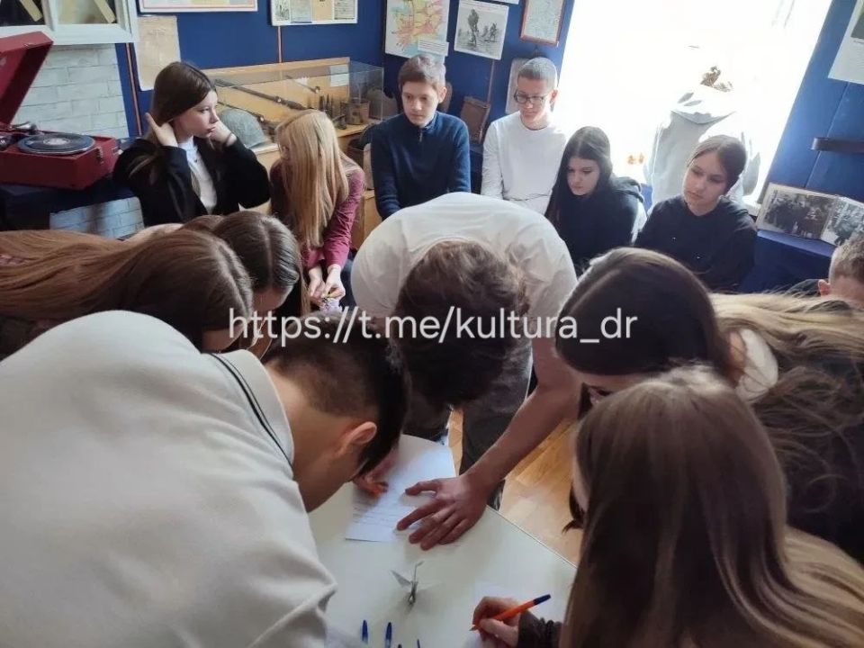В преддверии Дня Победы в музее ДК "Горняк" прошла акция "Письмо солдату" В преддверии Дня Победы в музее ДК "Горняк" прошла акция "Письмо солдату"