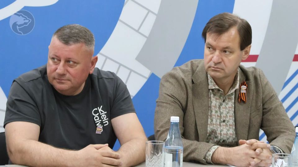 Сенатор Дмитрий Ворона обсудил с мелитопольскими партийцами проблемы жителей и формирование народной программы Сенатор Дмитрий Ворона обсудил с мелитопольскими партийцами проблемы жителей и формирование народной программы