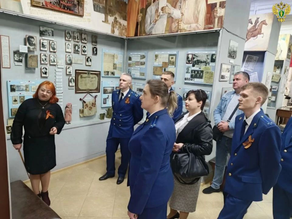 В преддверии 81-й годовщины Дня Победы коллектив Мелитопольской межрайонной природоохранной прокуратуры посетили Бердянский краеведческий музей В преддверии 81-й годовщины Дня Победы коллектив Мелитопольской межрайонной природоохранной прокуратуры посетили Бердянский краеведческий музей