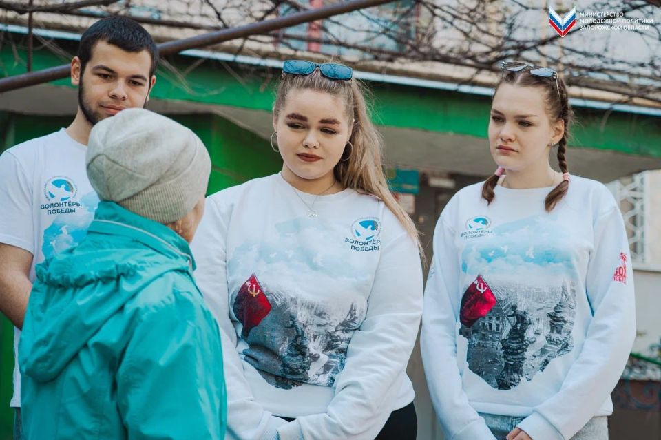 Добровольцы поздравили ветеранов Великой Отечественной войны с Днём Победы Добровольцы поздравили ветеранов Великой Отечественной войны с Днём Победы