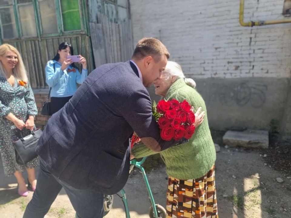 Сотрудники Министерства промышленности и торговли Запорожской области в преддверии Великого дня Победы, посетили работницу тыла, Зою Елизаровну Тарыкину, чтобы поздравить ее с этим знаменательным праздником Сотрудники Министерства промышленности и торговли Запорожской области в преддверии Великого дня Победы, посетили работницу тыла, Зою Елизаровну Тарыкину, чтобы поздравить ее с этим знаменательным праздником