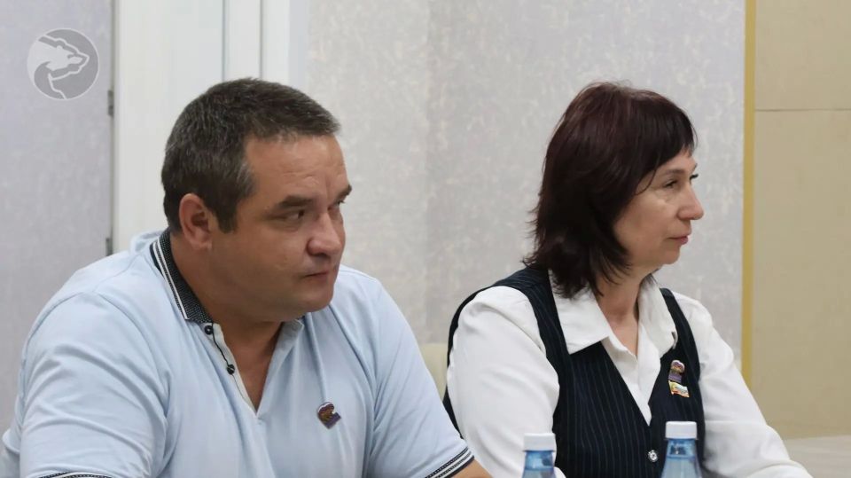 Сенатор Дмитрий Ворона обсудил с мелитопольскими партийцами проблемы жителей и формирование народной программы Сенатор Дмитрий Ворона обсудил с мелитопольскими партийцами проблемы жителей и формирование народной программы