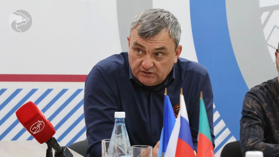 Сенатор Дмитрий Ворона обсудил с мелитопольскими партийцами проблемы жителей и формирование народной программы Сенатор Дмитрий Ворона обсудил с мелитопольскими партийцами проблемы жителей и формирование народной программы
