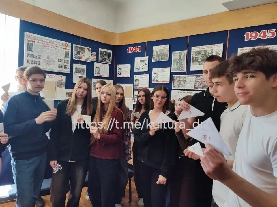В преддверии Дня Победы в музее ДК "Горняк" прошла акция "Письмо солдату" В преддверии Дня Победы в музее ДК "Горняк" прошла акция "Письмо солдату"