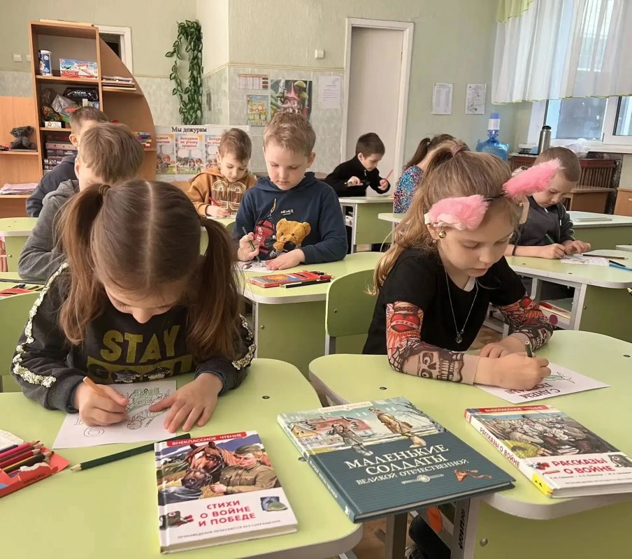 Память в наших сердцах: Областная библиотека им. Горького провела цикл патриотических мероприятий для детей и молодежи Память в наших сердцах: Областная библиотека им. Горького провела цикл патриотических мероприятий для детей и молодежи