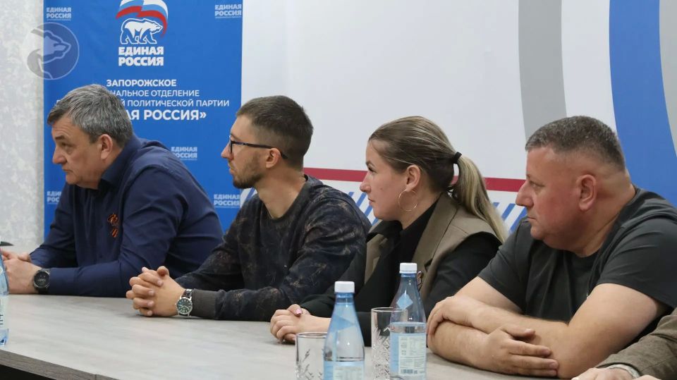 Сенатор Дмитрий Ворона обсудил с мелитопольскими партийцами проблемы жителей и формирование народной программы Сенатор Дмитрий Ворона обсудил с мелитопольскими партийцами проблемы жителей и формирование народной программы