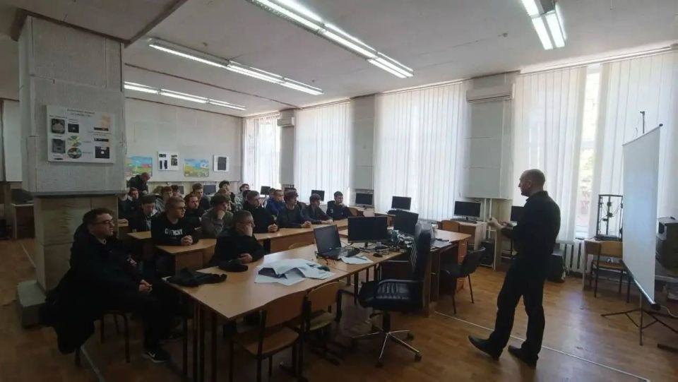 Студенты Мелитополя осваивают навыки кибербезопасности в рамках федеральной программы противодействия экстремизму Студенты Мелитополя осваивают навыки кибербезопасности в рамках федеральной программы противодействия экстремизму