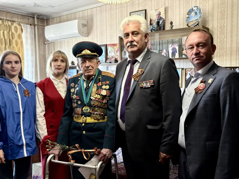 Глава Бердянска Андрей Ковганко поздравил ветеранов Великой Отечественной войны с наступающим Днём Победы Глава Бердянска Андрей Ковганко поздравил ветеранов Великой Отечественной войны с наступающим Днём Победы