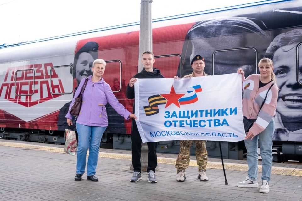 При поддержке Государственного фонда «Защитники Отечества» свыше 200 ветеранов СВО и членов их семей посетили передвижной музей «Поезд Победы» на Белорусском вокзале в Москве При поддержке Государственного фонда «Защитники Отечества» свыше 200 ветеранов СВО и членов их семей посетили передвижной музей «Поезд Победы» на Белорусском вокзале в Москве