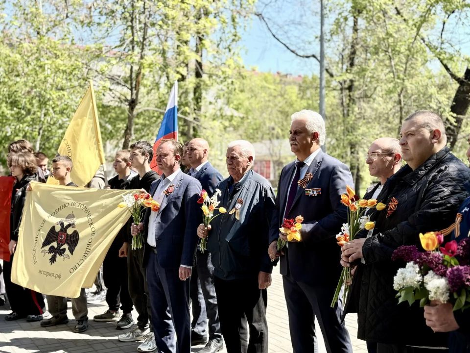 Бердянское отделение РВИО провело митинг-лекцию у памятника морякам-десантникам Бердянское отделение РВИО провело митинг-лекцию у памятника морякам-десантникам