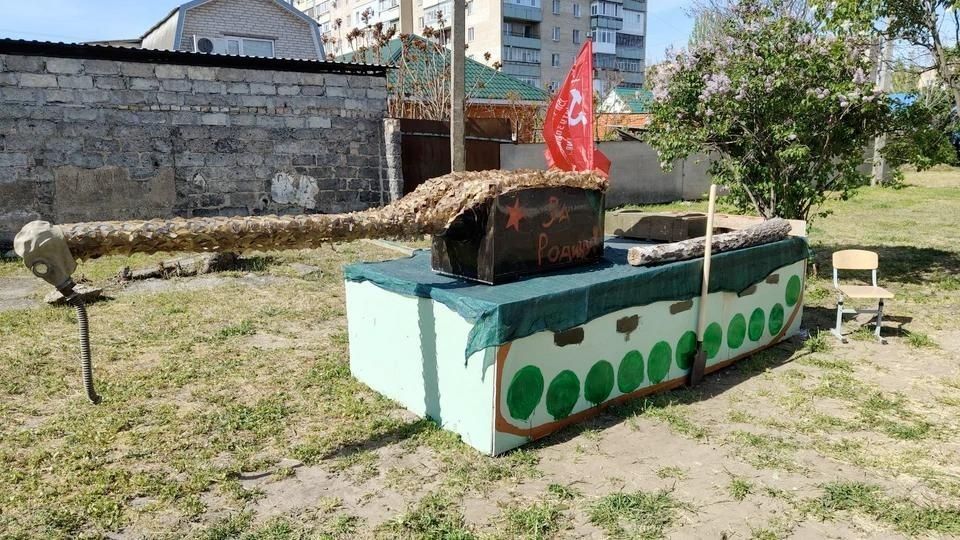 Огромная Георгиевская лента и праздничный марш Огромная Георгиевская лента и праздничный марш