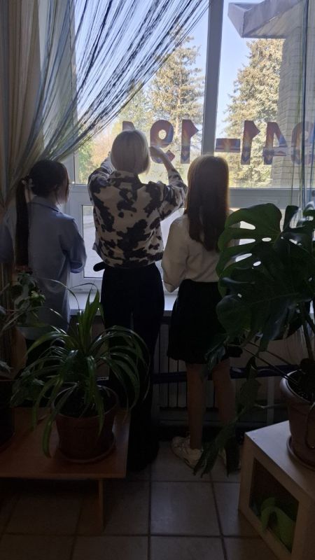 В стенах Днепрорудненской общеобразовательной школы №1 «София» прошла Всероссийская патриотическая акция «Окна Победы» В стенах Днепрорудненской общеобразовательной школы №1 «София» прошла Всероссийская патриотическая акция «Окна Победы»