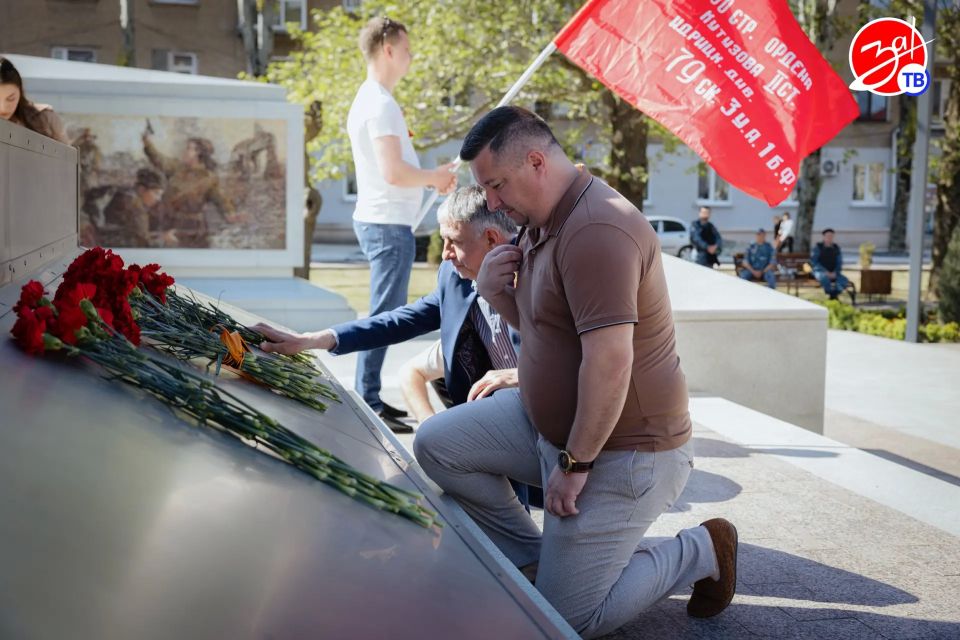 Спортсмены и сотрудники спортивных учреждений возложили цветы к стеле «Город воинской славы» Спортсмены и сотрудники спортивных учреждений возложили цветы к стеле «Город воинской славы»
