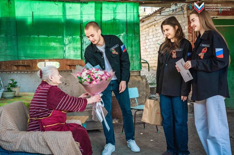 «Юг Молодой» поздравил ветерана Великой Отечественной войны с наступающим Днём Победы «Юг Молодой» поздравил ветерана Великой Отечественной войны с наступающим Днём Победы