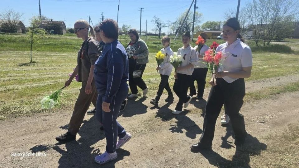 “Война. Победа. Память”. В дни, когда особенно остро ощущается связь поколений, в преддверии Дня Победы в Надеждино возложили цветы к памятнику павшим войнам землякам — как символ вечной памяти о подвиге наших героев... “Война. Победа. Память”. В дни, когда особенно остро ощущается связь поколений, в преддверии Дня Победы в Надеждино возложили цветы к памятнику павшим войнам землякам — как символ вечной памяти о подвиге наших героев...