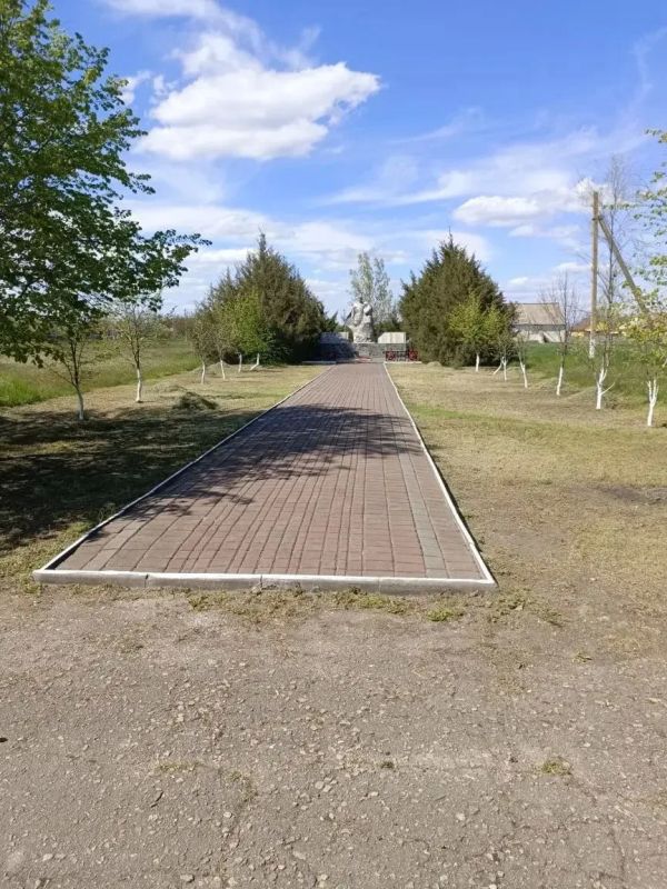 Ко Дню Победы шефы привели в порядок территорию памятника в с. Возрождение Ко Дню Победы шефы привели в порядок территорию памятника в с. Возрождение