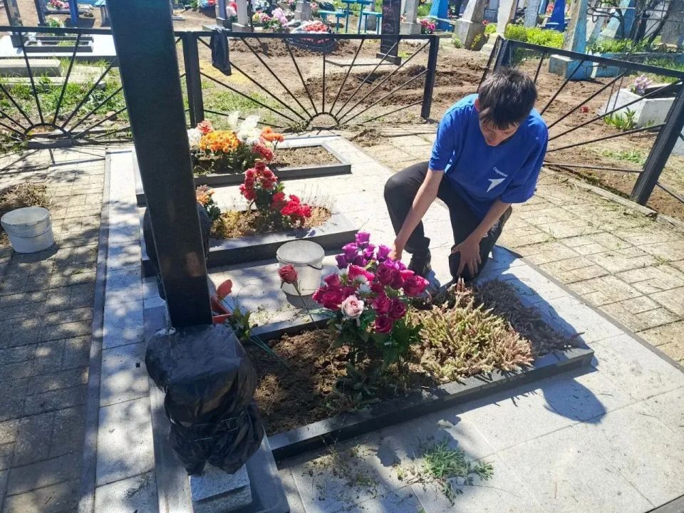 В преддверии Дня Победы учащиеся и учителя ГБУ ОО ЗО "Партизанская СОШ" побывали на могиле Ивана Григорьевича Громака - участника Великой Отечественной войны, прославленного героя стихотворения писателя и поэта Ивана... В преддверии Дня Победы учащиеся и учителя ГБУ ОО ЗО "Партизанская СОШ" побывали на могиле Ивана Григорьевича Громака - участника Великой Отечественной войны, прославленного героя стихотворения писателя и поэта Ивана...