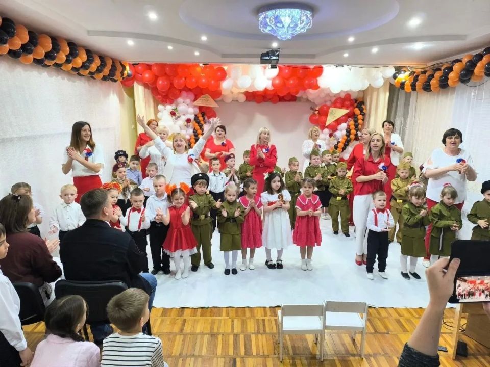 Сегодняшний день в акимовском детском саду «Тополек» был наполнен особым торжеством, здесь прошло мероприятие, посвященное великому празднику – Дню Победы Сегодняшний день в акимовском детском саду «Тополек» был наполнен особым торжеством, здесь прошло мероприятие, посвященное великому празднику – Дню Победы