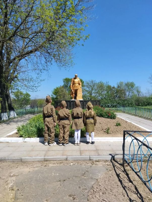В преддверии Дня Победы сотрудники детского сада «Малыш» и члены УИК № 495 (ТИК №16) от всей души провели для детей праздничный утренник, а затем вместе возложили цветы на Братскую могилу В преддверии Дня Победы сотрудники детского сада «Малыш» и члены УИК № 495 (ТИК №16) от всей души провели для детей праздничный утренник, а затем вместе возложили цветы на Братскую могилу