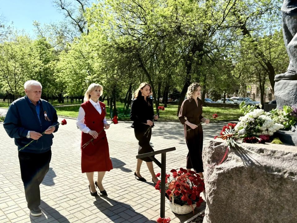 Бердянское отделение РВИО провело митинг-лекцию у памятника морякам-десантникам Бердянское отделение РВИО провело митинг-лекцию у памятника морякам-десантникам