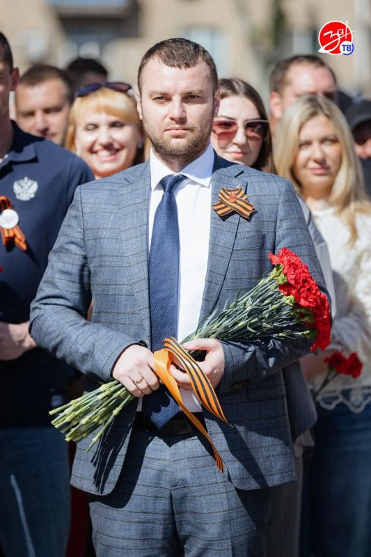 Спортсмены и сотрудники спортивных учреждений возложили цветы к стеле «Город воинской славы» Спортсмены и сотрудники спортивных учреждений возложили цветы к стеле «Город воинской славы»