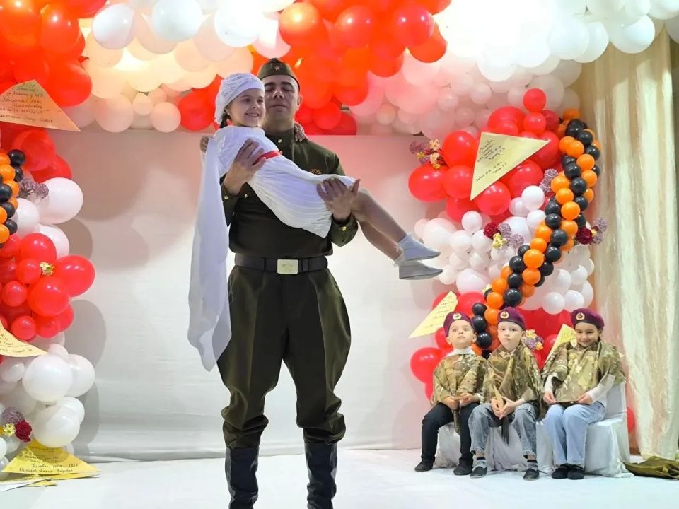 Сегодняшний день в акимовском детском саду «Тополек» был наполнен особым торжеством, здесь прошло мероприятие, посвященное великому празднику – Дню Победы Сегодняшний день в акимовском детском саду «Тополек» был наполнен особым торжеством, здесь прошло мероприятие, посвященное великому празднику – Дню Победы