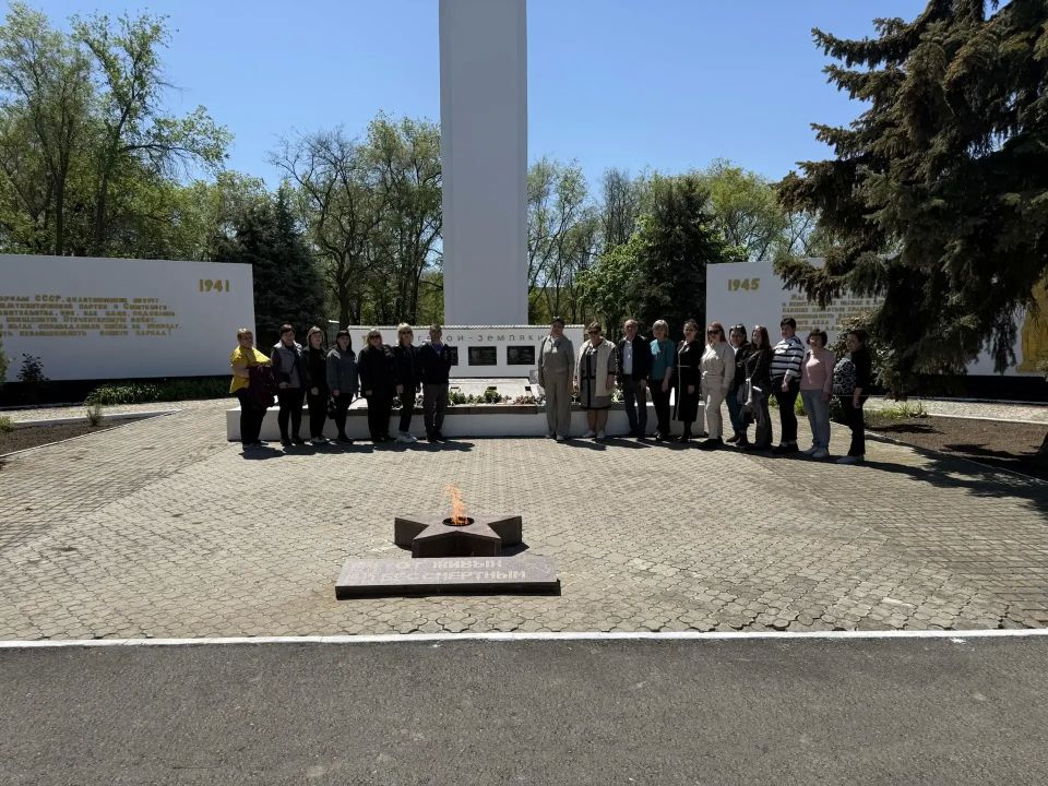 В преддверии Дня Победы члены территориальной избирательной комиссии №5, члены участковых избирательных комиссий, а также заместитель главы Администрации Приазовского МО возложили цветы к памятнику воинам-землякам, погибшим... В преддверии Дня Победы члены территориальной избирательной комиссии №5, члены участковых избирательных комиссий, а также заместитель главы Администрации Приазовского МО возложили цветы к памятнику воинам-землякам, погибшим...
