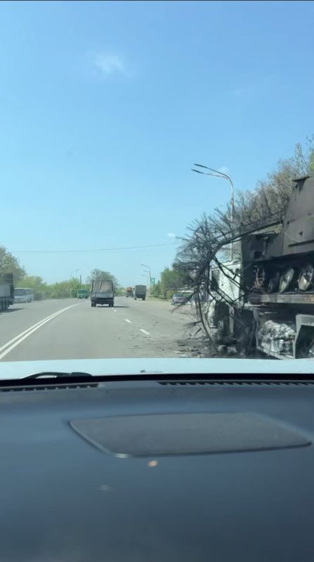 Уничтоженный БТР FV105 Sultan с мангалом и грузовик MAN Multi A4 FSA ВСУ в г. Павлоград Днепропетровской области Уничтоженный БТР FV105 Sultan с мангалом и грузовик MAN Multi A4 FSA ВСУ в г. Павлоград Днепропетровской области