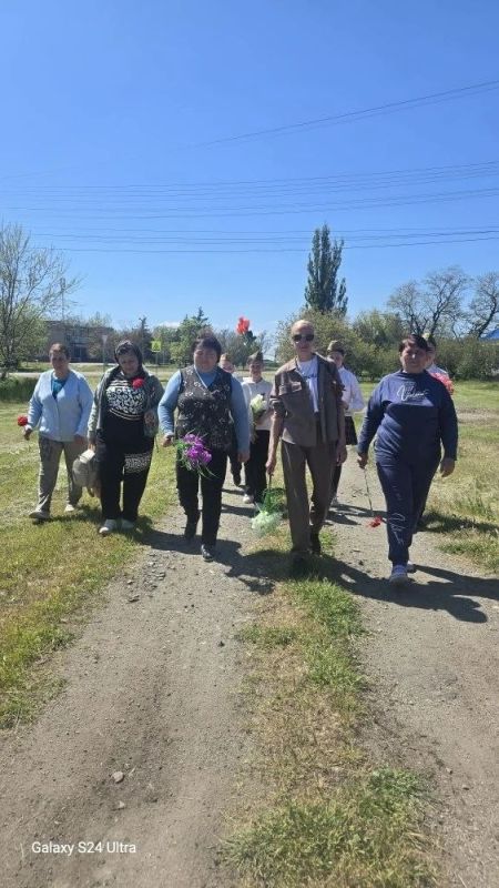 “Война. Победа. Память”. В дни, когда особенно остро ощущается связь поколений, в преддверии Дня Победы в Надеждино возложили цветы к памятнику павшим войнам землякам — как символ вечной памяти о подвиге наших героев... “Война. Победа. Память”. В дни, когда особенно остро ощущается связь поколений, в преддверии Дня Победы в Надеждино возложили цветы к памятнику павшим войнам землякам — как символ вечной памяти о подвиге наших героев...