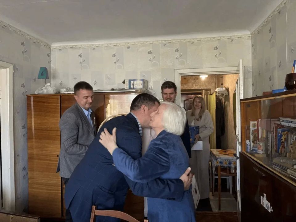 Руководство Минэкономразвития Запорожской области поздравило ветерана с наступающим Днём Победы Руководство Минэкономразвития Запорожской области поздравило ветерана с наступающим Днём Победы