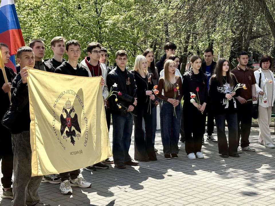 Бердянское отделение РВИО провело митинг-лекцию у памятника морякам-десантникам Бердянское отделение РВИО провело митинг-лекцию у памятника морякам-десантникам