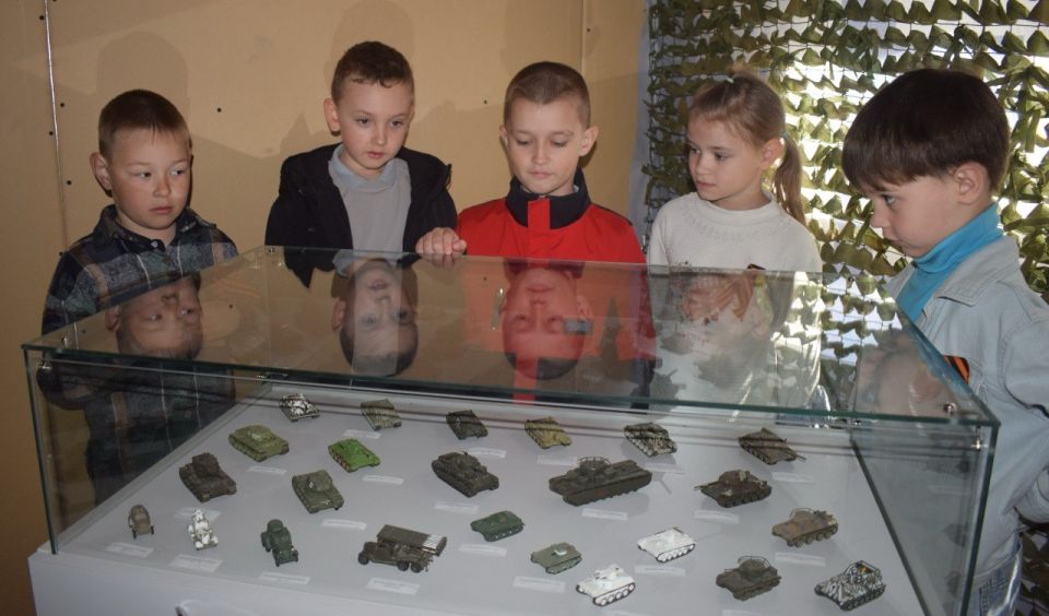 В преддверии праздника Дня Победы ученики 1-б и 2 –б классов школы №1 совершили увлекательное путешествие в Токмакский краеведческий музей В преддверии праздника Дня Победы ученики 1-б и 2 –б классов школы №1 совершили увлекательное путешествие в Токмакский краеведческий музей