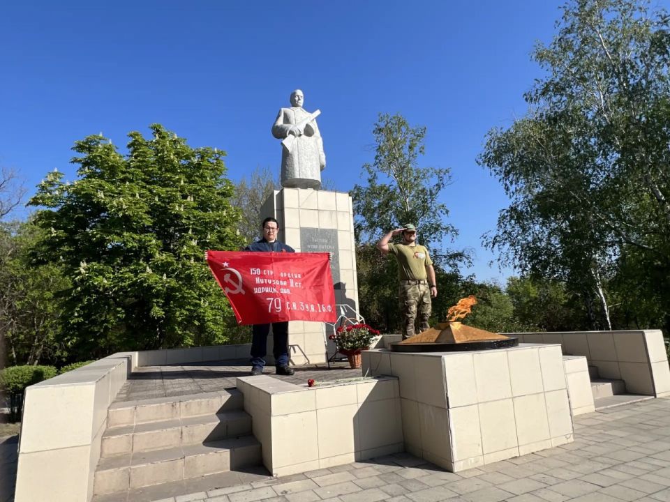 Накануне Дня Победы представители администрации и студенческого самоуправления Днепрорудненского индустриального колледжа возложили цветы к мемориалу «Братская могила советских воинов, погибших при освобождении района от... Накануне Дня Победы представители администрации и студенческого самоуправления Днепрорудненского индустриального колледжа возложили цветы к мемориалу «Братская могила советских воинов, погибших при освобождении района от...