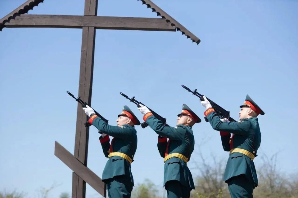 Евгений Балицкий: На мемориале «Прорыв Восточного вала» прошла торжественная церемония перезахоронения останков 51 красноармейца, павшего в годы Великой Отечественной войны Евгений Балицкий: На мемориале «Прорыв Восточного вала» прошла торжественная церемония перезахоронения останков 51 красноармейца, павшего в годы Великой Отечественной войны