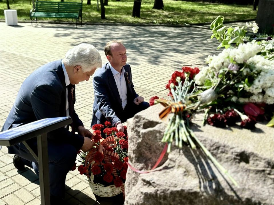 Бердянское отделение РВИО провело митинг-лекцию у памятника морякам-десантникам Бердянское отделение РВИО провело митинг-лекцию у памятника морякам-десантникам