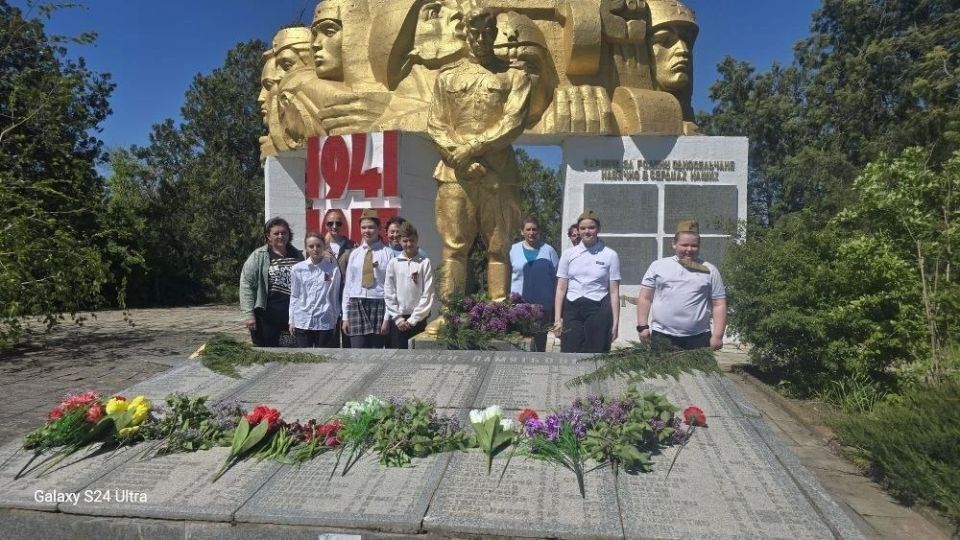 “Война. Победа. Память”. В дни, когда особенно остро ощущается связь поколений, в преддверии Дня Победы в Надеждино возложили цветы к памятнику павшим войнам землякам — как символ вечной памяти о подвиге наших героев... “Война. Победа. Память”. В дни, когда особенно остро ощущается связь поколений, в преддверии Дня Победы в Надеждино возложили цветы к памятнику павшим войнам землякам — как символ вечной памяти о подвиге наших героев...