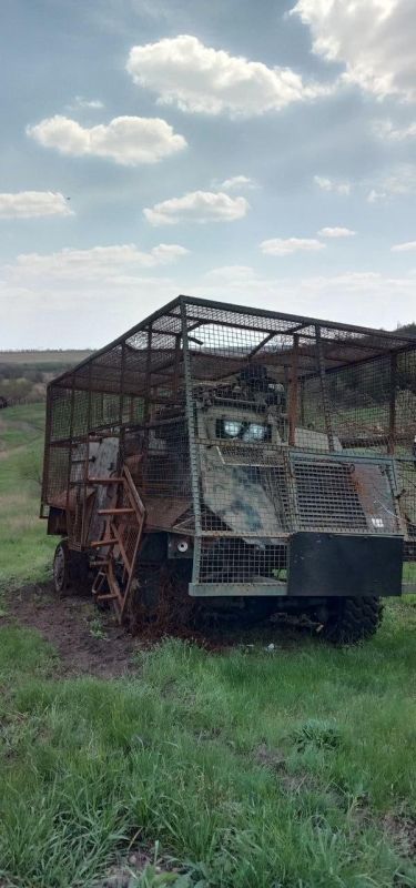 Уничтоженный БТР AT105A Saxon с мангалом ВСУ где-то на фронте Уничтоженный БТР AT105A Saxon с мангалом ВСУ где-то на фронте