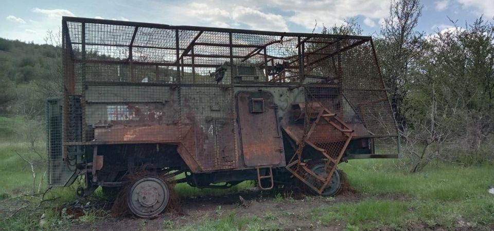 Уничтоженный БТР AT105A Saxon с мангалом ВСУ где-то на фронте Уничтоженный БТР AT105A Saxon с мангалом ВСУ где-то на фронте