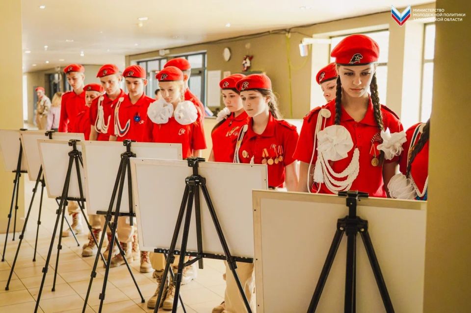 Ко Дню Победы в Мелитополе прошла фотовыставка «Медицинские подвиги в зоне боевых действий» Ко Дню Победы в Мелитополе прошла фотовыставка «Медицинские подвиги в зоне боевых действий»