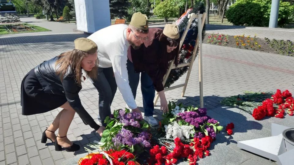 Представители Молодёжного совета ТФОМС Запорожской области возложили цветы в День Победы Представители Молодёжного совета ТФОМС Запорожской области возложили цветы в День Победы