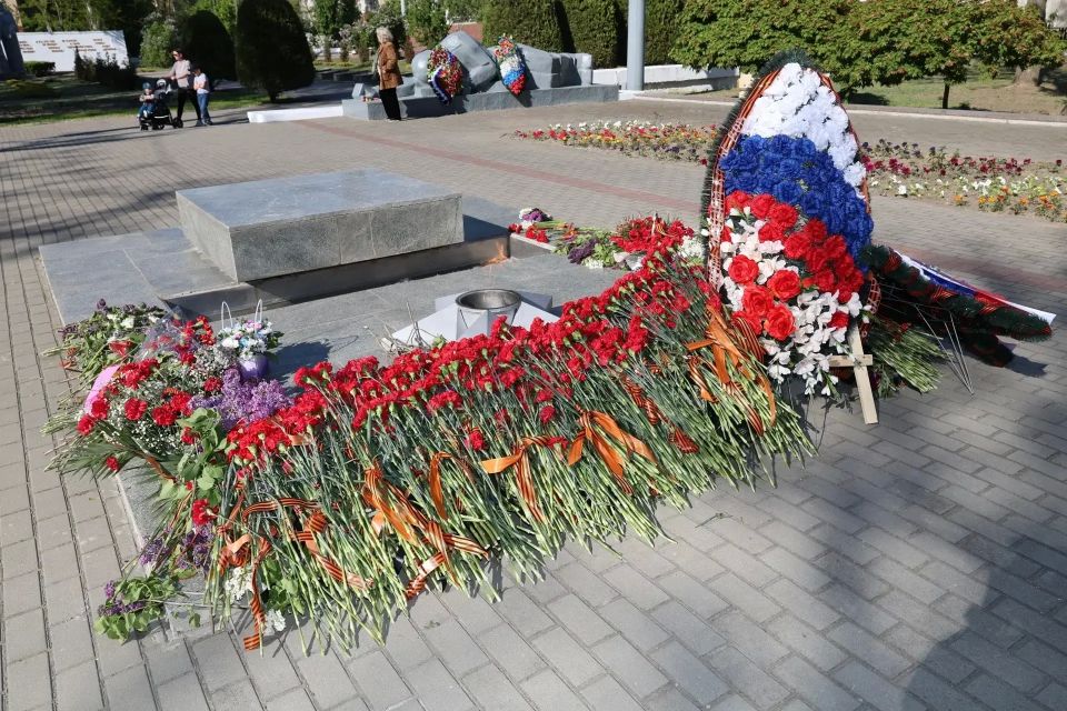 Сотрудники Министерства культуры Запорожской области и ГКУ ЗО «Ресурсный центр Министерства культуры Запорожской области» возложили цветы к Вечному огню на Братском кладбище в Мелитополе Сотрудники Министерства культуры Запорожской области и ГКУ ЗО «Ресурсный центр Министерства культуры Запорожской области» возложили цветы к Вечному огню на Братском кладбище в Мелитополе