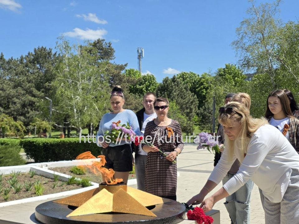 Сегодня сотрудники МБУ "КСМЦ г. Днепрорудное" совместно с ДК "Горняк" возложили цветы к памятнику Неизвестного солдата Сегодня сотрудники МБУ "КСМЦ г. Днепрорудное" совместно с ДК "Горняк" возложили цветы к памятнику Неизвестного солдата