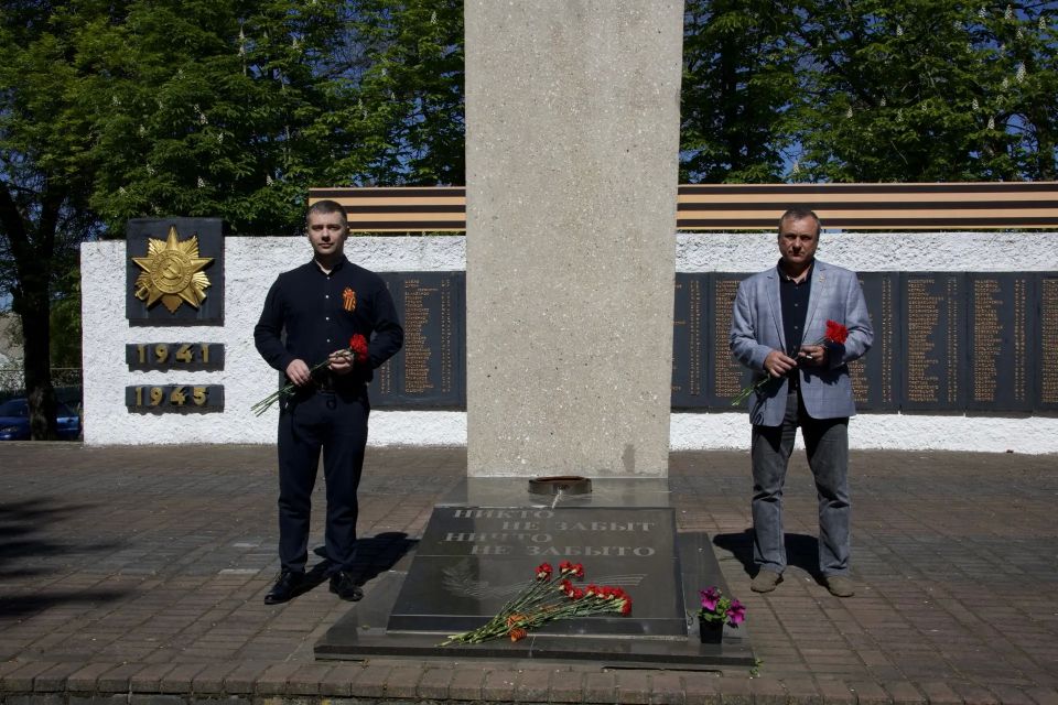 В честь 82-й годовщины Великой Победы председатель Васильевского окружного Совета депутатов Евгений Головань вместе с Председателем Контрольно-счётной палаты Васильевского муниципального округа Александром Мандычевым... В честь 82-й годовщины Великой Победы председатель Васильевского окружного Совета депутатов Евгений Головань вместе с Председателем Контрольно-счётной палаты Васильевского муниципального округа Александром Мандычевым...