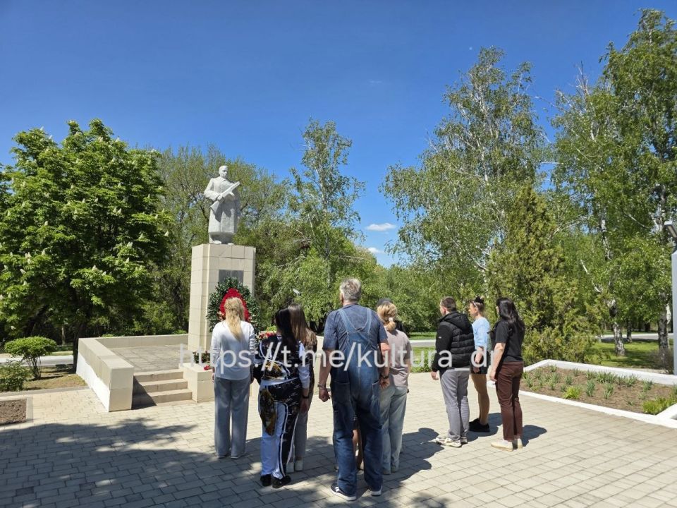 Сегодня сотрудники МБУ "КСМЦ г. Днепрорудное" совместно с ДК "Горняк" возложили цветы к памятнику Неизвестного солдата Сегодня сотрудники МБУ "КСМЦ г. Днепрорудное" совместно с ДК "Горняк" возложили цветы к памятнику Неизвестного солдата