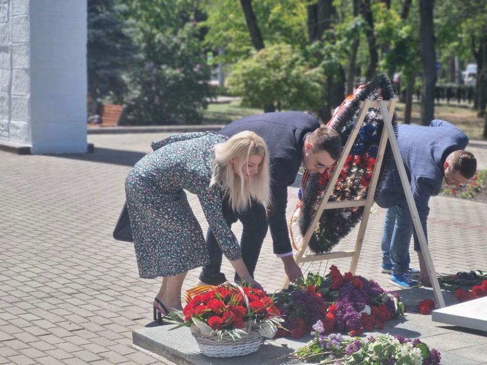 9 мая сотрудники Министерства промышленности и торговли Запорожской области присоединились к торжественному возложению цветов к Вечному огню, почтив память героев, которые отдали свои жизни за наше мирное будущее 9 мая сотрудники Министерства промышленности и торговли Запорожской области присоединились к торжественному возложению цветов к Вечному огню, почтив память героев, которые отдали свои жизни за наше мирное будущее