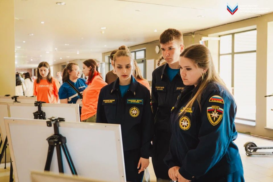 Ко Дню Победы в Мелитополе прошла фотовыставка «Медицинские подвиги в зоне боевых действий» Ко Дню Победы в Мелитополе прошла фотовыставка «Медицинские подвиги в зоне боевых действий»