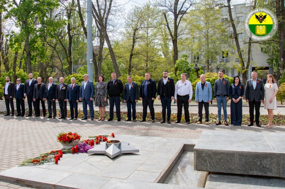 Администрация городского округа Мелитополь возложила цветы в честь Дня Победы Администрация городского округа Мелитополь возложила цветы в честь Дня Победы